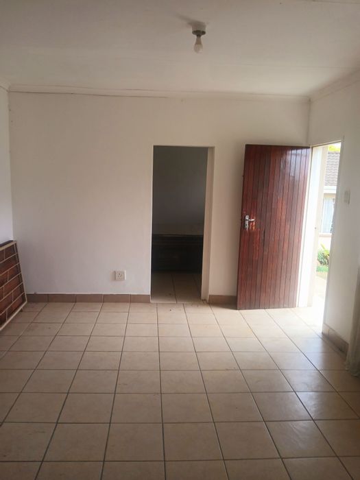 Cottage To Rent in Epworth: 1 bed, en-suite, parking, fenced garden, utilities included.