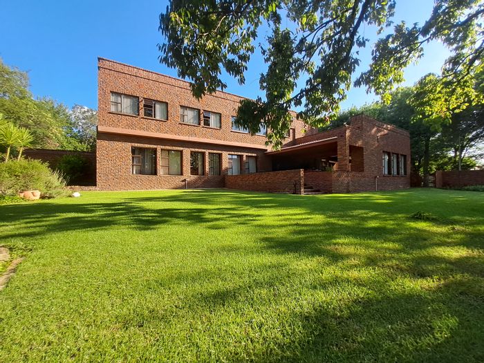 Vrede Central House For Sale: 4 Bedrooms, entertainment areas, double garage, self-sufficient.