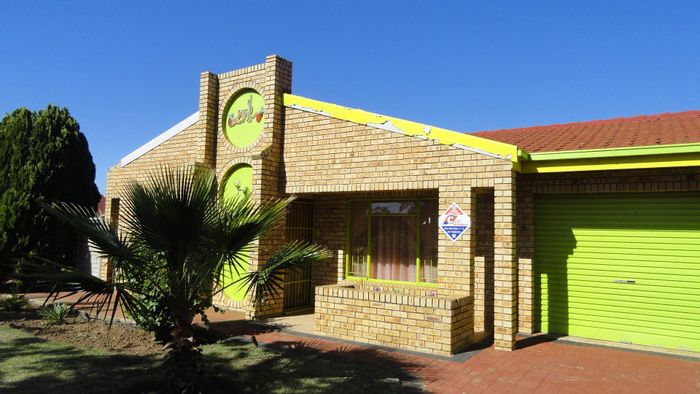 For Sale: Miederpark House with 3 Bedrooms, Pool, Garden, and Living Areas.