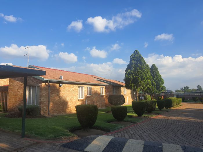 Groblerpark Townhouse For Sale: 2 beds, pool, secure complex, near schools.