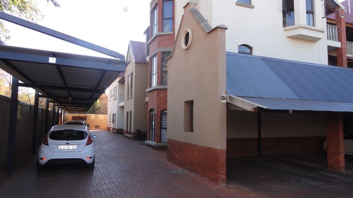 Die Bult Apartment For Sale: 1 bedroom, en-suite, secure parking, near university.