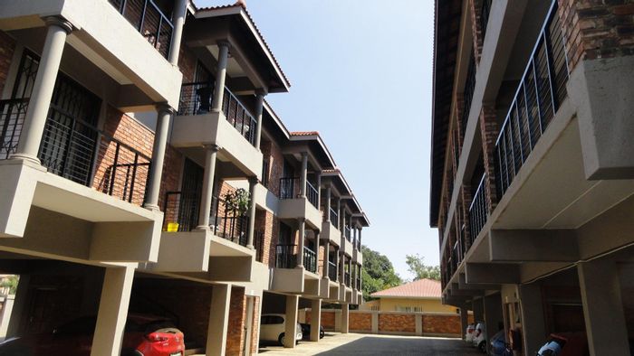 Die Bult Apartment For Sale: Secure complex, covered parking, near North West University.