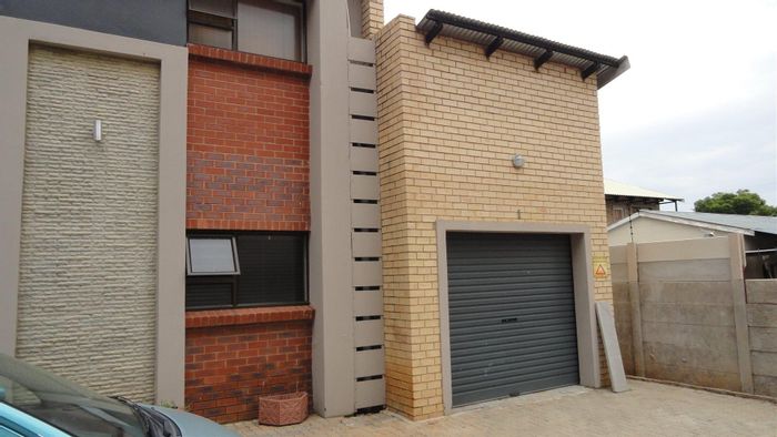 Die Bult Apartment For Sale: 1 Bedroom, secure parking, close to NWU campus.