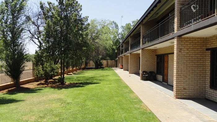 Die Bult Apartment For Sale: 2 bedrooms, communal boma, close to NWU.