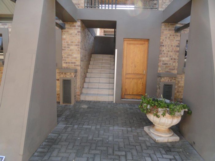 Die Bult Apartment For Sale: 1-bedroom, balcony, secure complex with parking.