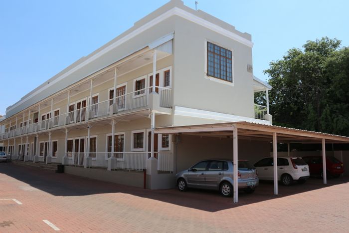 Die Bult Apartment For Sale: Secure complex, pool, braai area, laundry facilities.