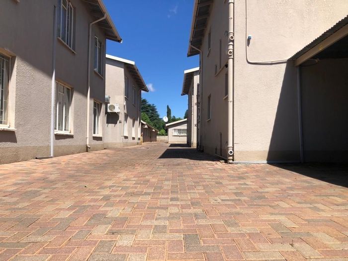 Cozy bachelor apartment in Die Bult with secure complex and covered parking. For Sale.