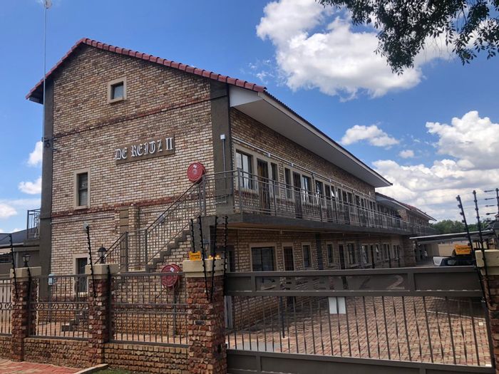 Die Bult Apartment For Sale: 2 Bedrooms, secure parking, communal braai area.