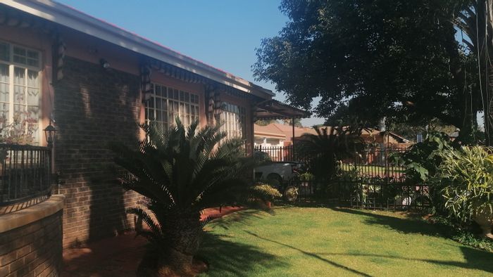 Spacious Florauna house for sale with pool, salon, and entertainment area.