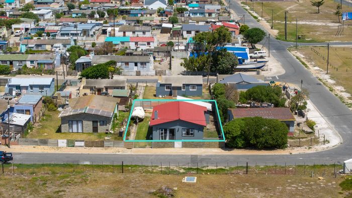 Family home in Struisbaai Central for sale, near amenities and main beach.