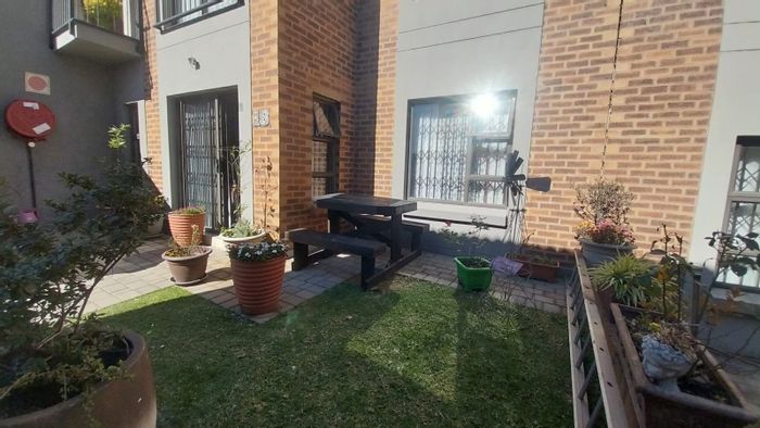 For Sale: Apartment in Terra Nova with 2 bedrooms, security, and backup power.