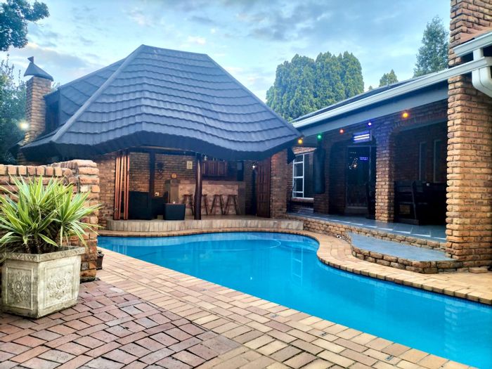For Sale: House in Secunda Central with pool, solar system, and spacious layout.