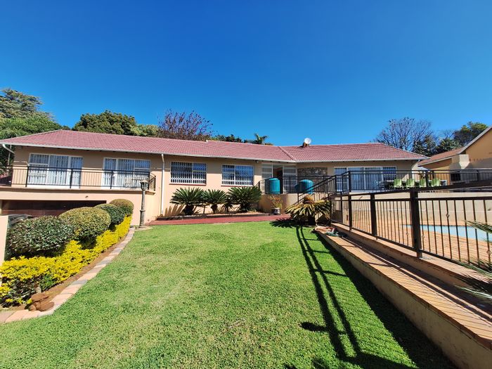 For Sale: Spacious Noordheuwel house with pool, garden, and home office potential.