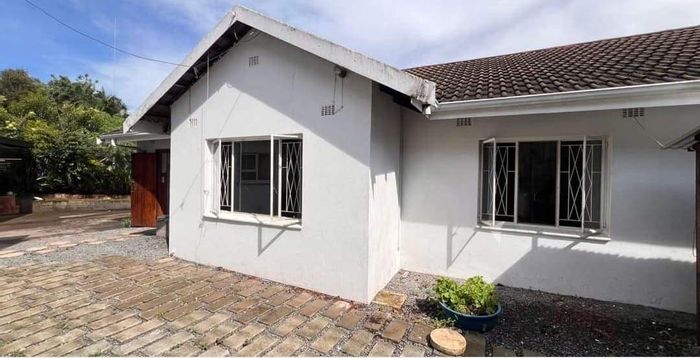 Howick North House To Rent: 3 beds, 2 baths, enclosed yard, double carport.