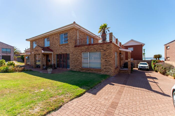 For Sale: House in Bluewater Bay with sea views, flatlet, and double garage.