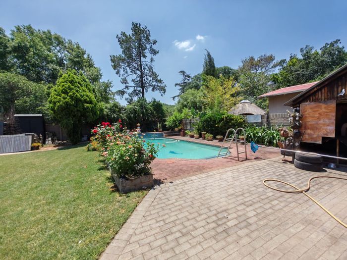 House for Sale in Sasolburg Ext 4: 3 Bedrooms, pool, garage, and carport.
