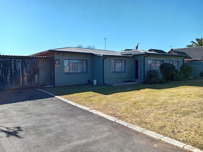 Witpoortjie House For Sale: 4 Bedrooms, pool, flatlet, spacious yard, garage.