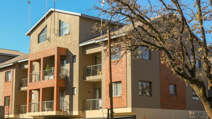 Die Bult Apartment For Sale: 2 bedrooms, secure parking, near NWU and amenities.