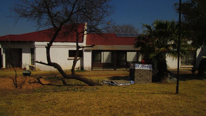 Spacious 5-bedroom house with farm amenities on 8.5 hectares in Onderstepoort, For Sale.