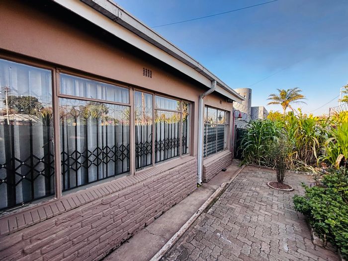 Krugersdorp West Apartment To Rent: Shared rooms, pool, braai area, secure parking.