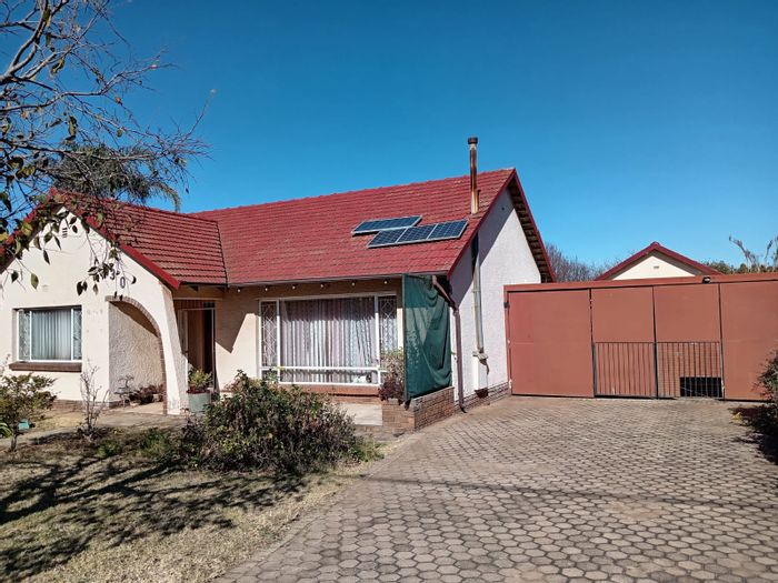 Witpoortjie House For Sale: 3 Bedrooms, spacious yard, secure parking for 3 cars.