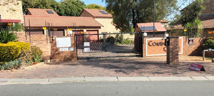 Wilgeheuwel Townhouse For Sale: 3 bedrooms, garden, double garage, 24-hour security.