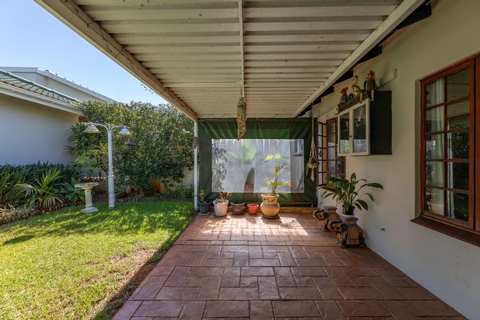 Sunningdale Townhouse For Sale: 3 beds, pet-friendly, close to shopping and schools.