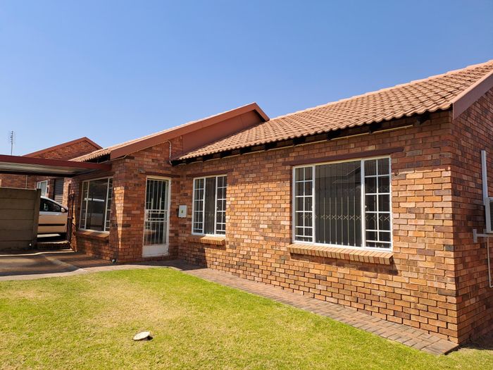 For Sale: Cluster in Wilgeheuwel with 3 bedrooms, double garage, and security features.