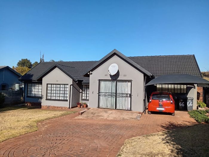 Witpoortjie House For Sale: 3 Bedrooms, pool, Lapa, secure parking, low maintenance yard.