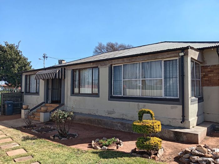 House for Sale in Roodepoort North: 3 Bedrooms, Pool, Flatlet, Electric Gate.