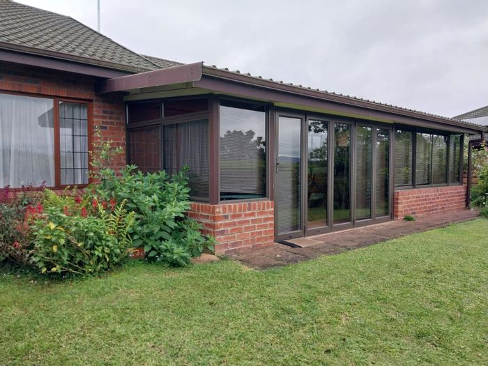 Amber Valley Townhouse For Sale: Spacious layout, glassed-in patio, 24-hour security.