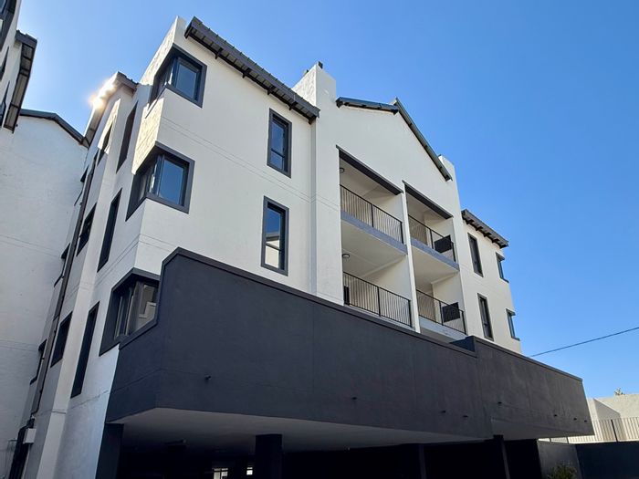 Bryanston Townhouse To Rent: 2 beds, pool, patio, secure complex, close to amenities.