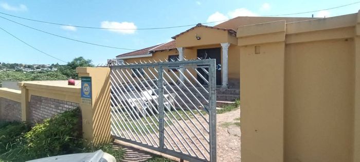 3-bedroom house for sale in Amalinda with garage, water tank, and school access.