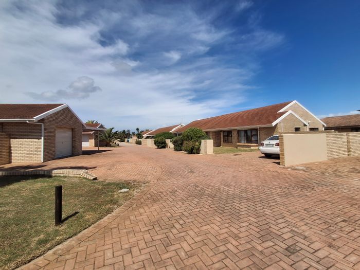 For Sale: Townhouse in Summerstrand, ideal for student rental near university.