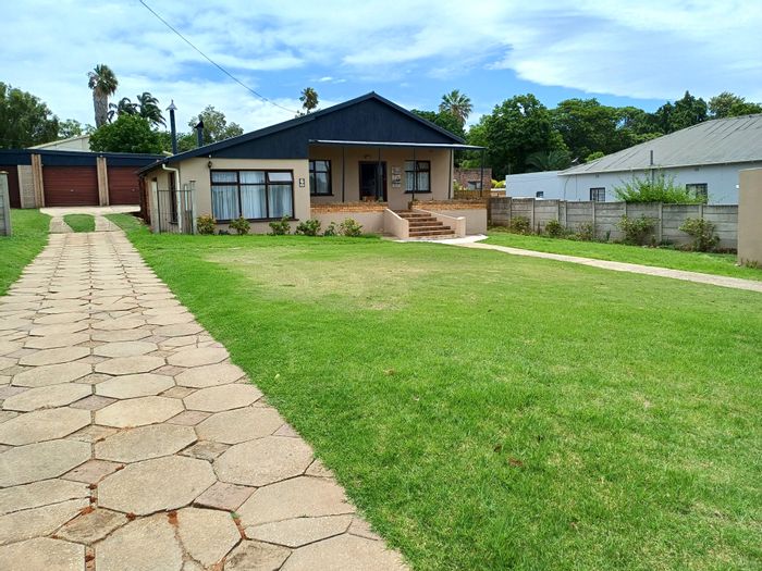 For Sale: House in Mosel with garden, garage, Jacuzzi, and spacious interior.