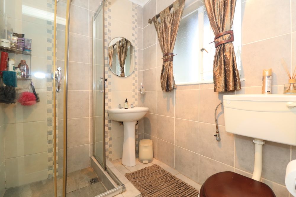 Main Bedroom En-Suite