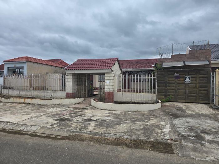 Tyu Tyu North House For Sale: 3 beds, 3 baths, garage, large yard.