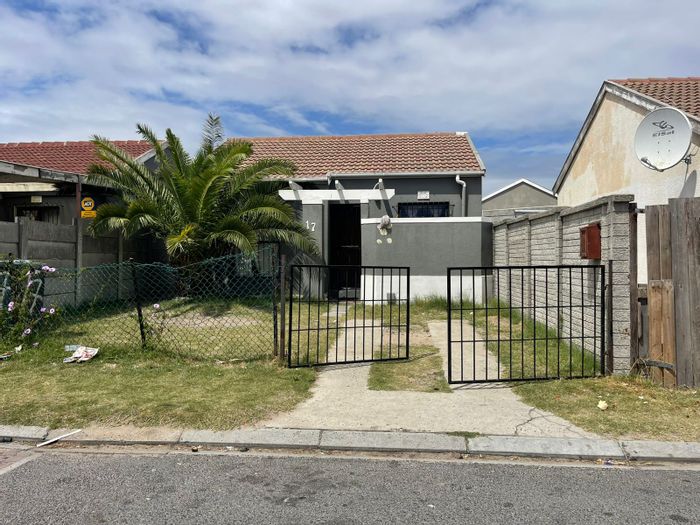 Three-bedroom house for sale in Summer Greens, near Canal Walk and MyCiTi.