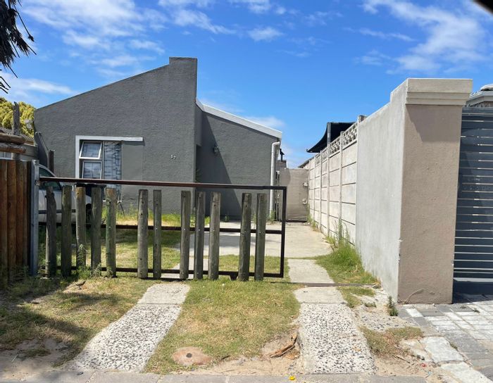 Three-bedroom house for sale in Summer Greens, near Canal Walk and MyCiTi route.