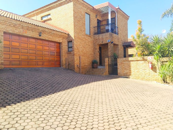 For Sale: Townhouse in Chancliff Ridge with private garden, solar system, and double garage.