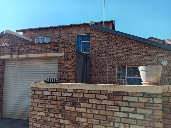 Honeydew Townhouse To Rent: 3 Bedrooms, Loft Room, Secure Complex, Allocated Parking.