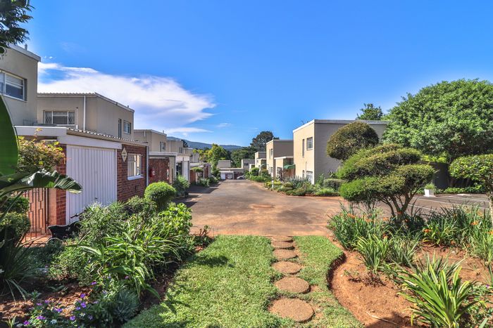 Townhouse For Sale in Town Hill: 3 beds, garden, en-suite, open-plan living.