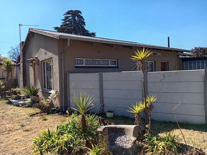 For Sale: Spacious Witpoortjie house with 3 bedrooms, large yard, and parking for 5.