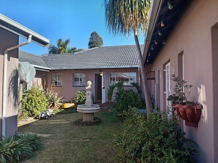 For Sale: 5-Bedroom House in Witpoortjie with large yard and office space.