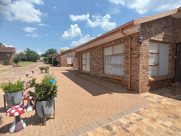 Townhouse for Sale in Parys Central: 3 beds, garage, pet-friendly, negotiable price.