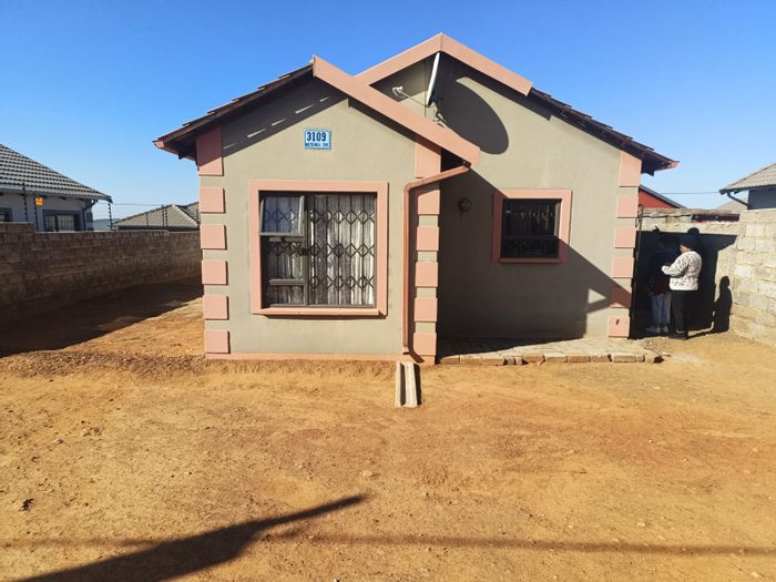 3-Bedroom House with Flatlet and Secure Parking in Toekomsrus, For Sale.