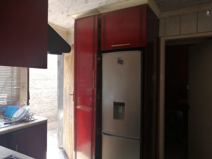 House in Ebony Park To Rent: Shared yard, spacious layout, convenient location.