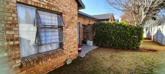 Florida Townhouse For Sale: 2 Bedrooms, private garden, gated community, close to schools.