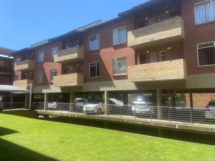 For Sale: Apartment in Braamfontein Werf with kitchenette, secure complex, parking.