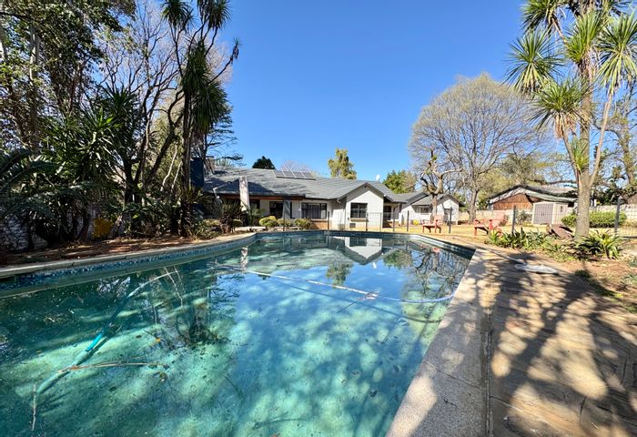 For Sale: Spacious 4-bedroom house in Lynnwood Glen with pool and security features.